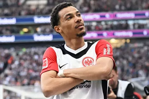 80 مليون يورو ليست كافية.. فرانكفورت يصدم نيوكاسل بشأن إيكيتيكي